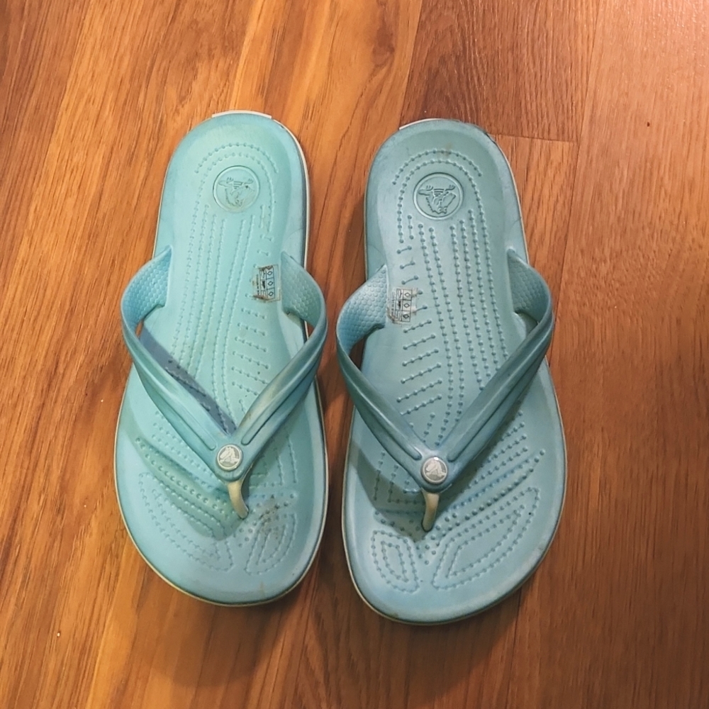 Like new croc flip flops
